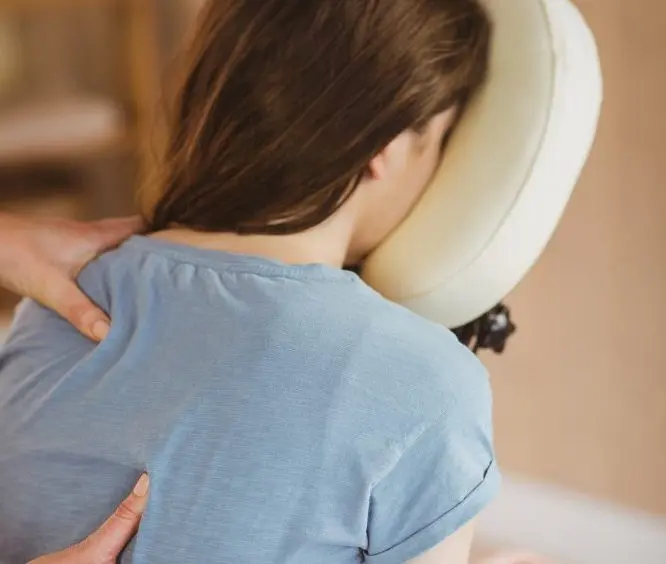 Séance de shiatsu humain sur chaise